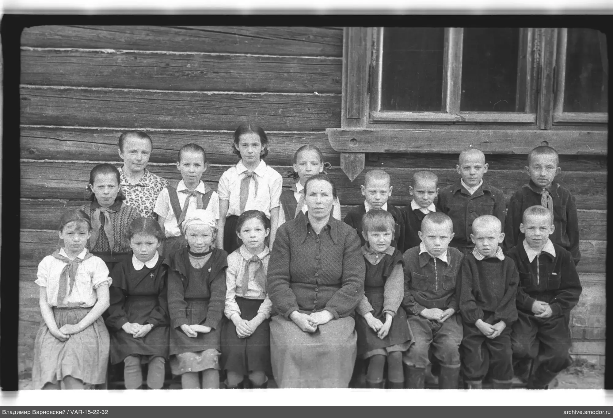 Gruppenporträt von Kindern und Frau