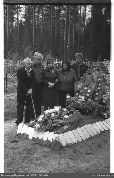 Gruppe am Grabhügel