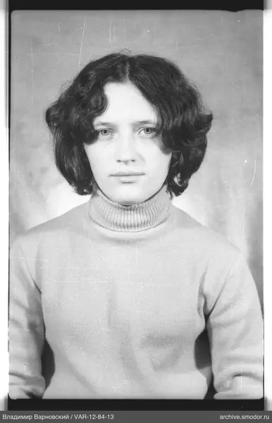 Porträt einer Frau in hellem Pullover