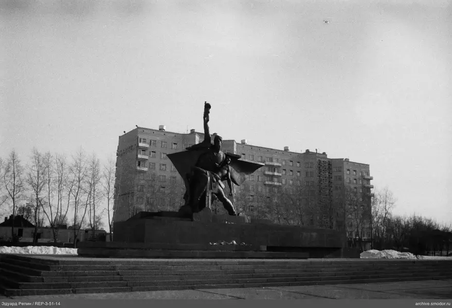 Steindenkmal mit Figuren auf gestuftem Sockel