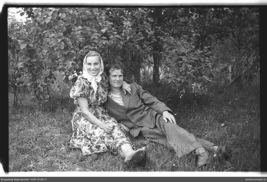 Gruppenporträt mit Frau und Mann auf Gras