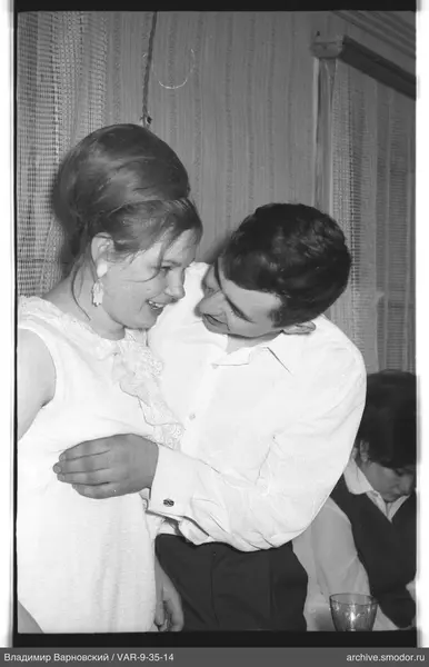 Mann und Frau umarmen