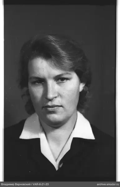 Porträt einer Frau in dunkler Jacke