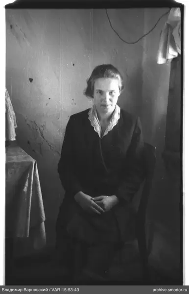Портрет женщины в помещении