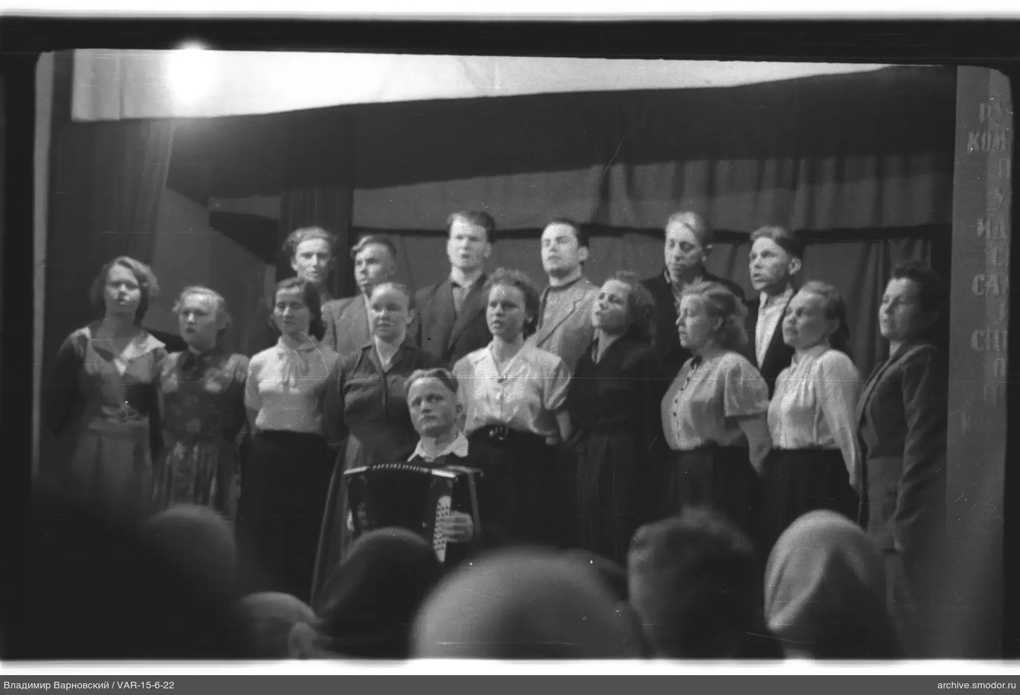 Gruppe auf der Bühne mit Akkordeonspieler