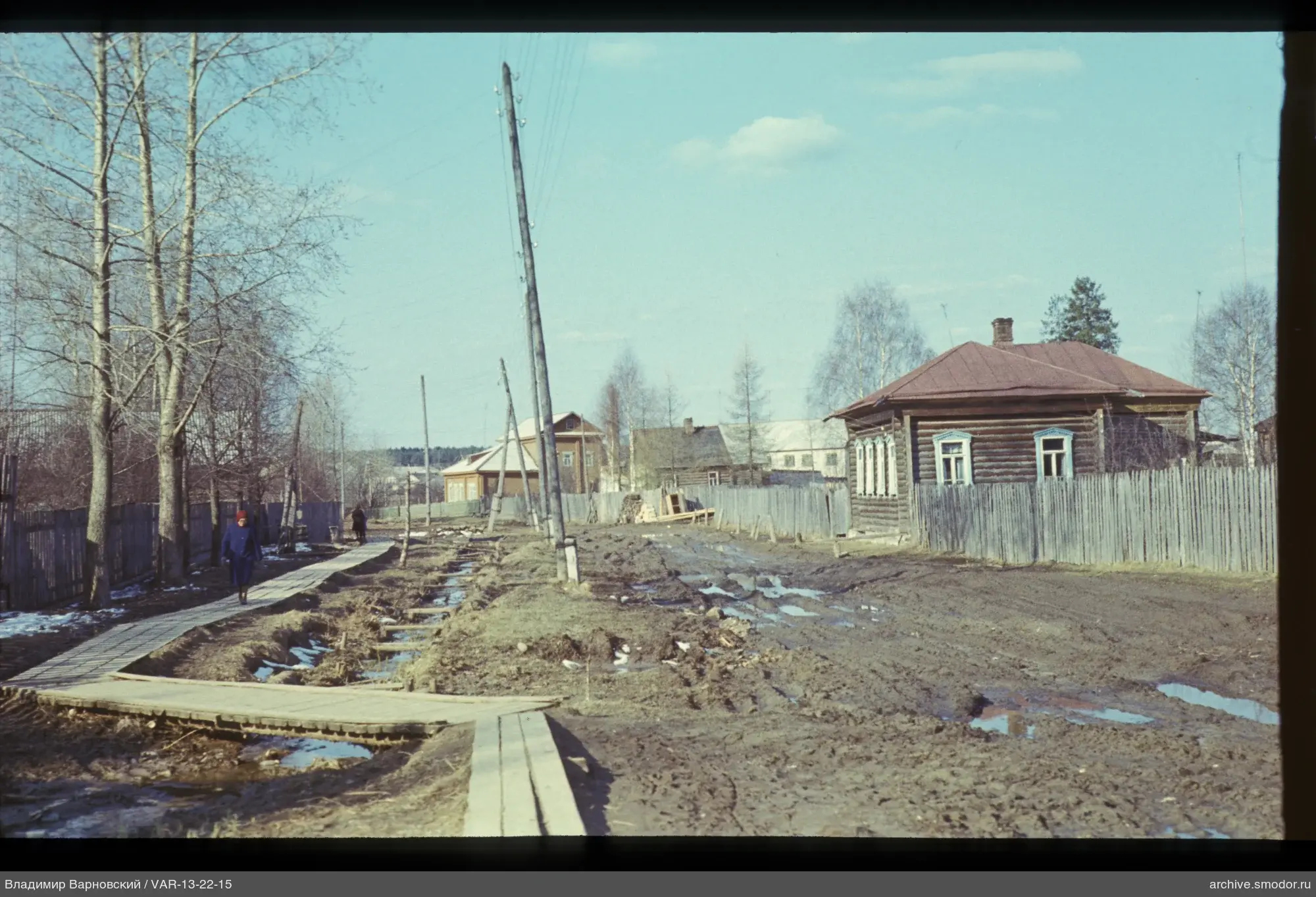 Деревянный дом и женщины на тротуаре