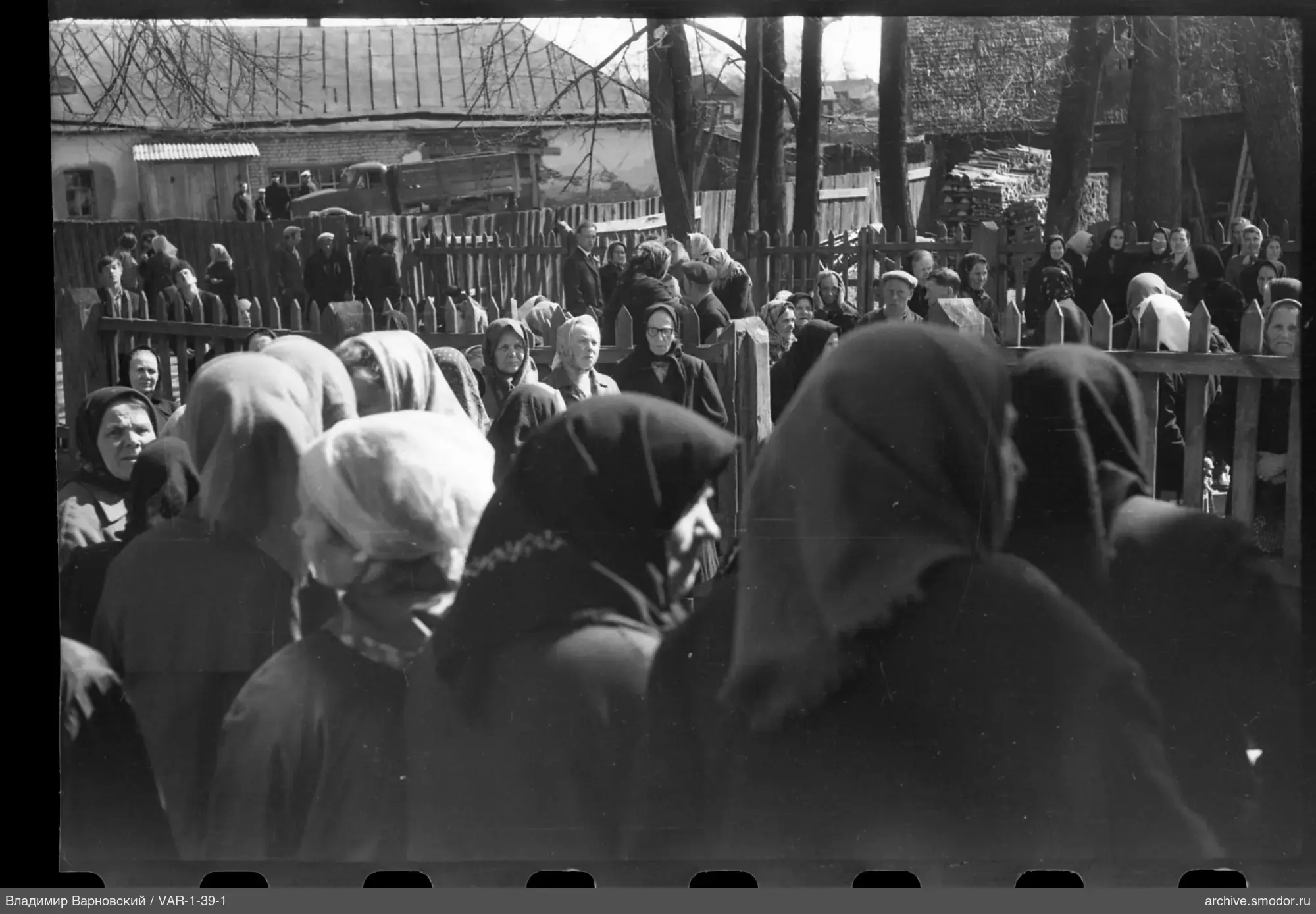 Gruppe von Frauen und Männern im Freien