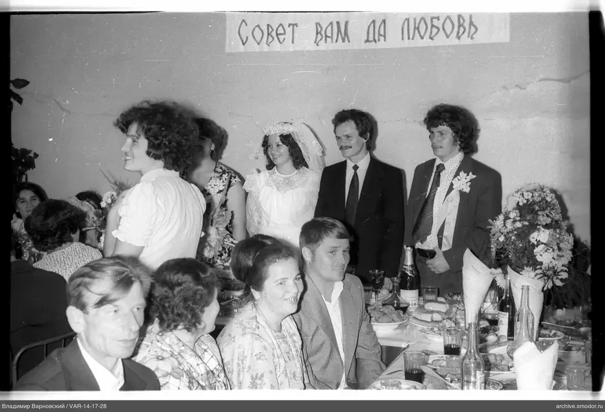 Мужчины и женщины за столом на мероприятии