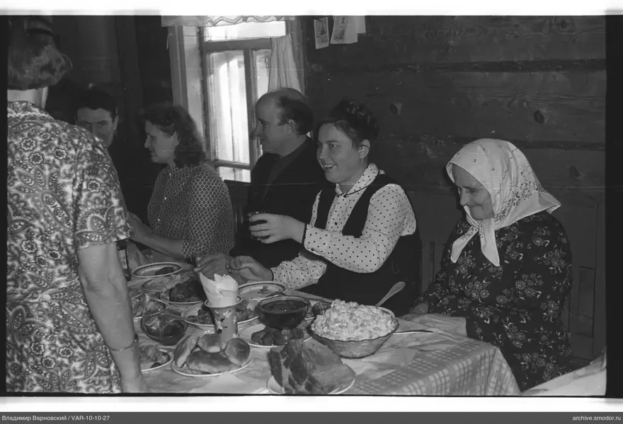 Группа за столом с едой и напитками