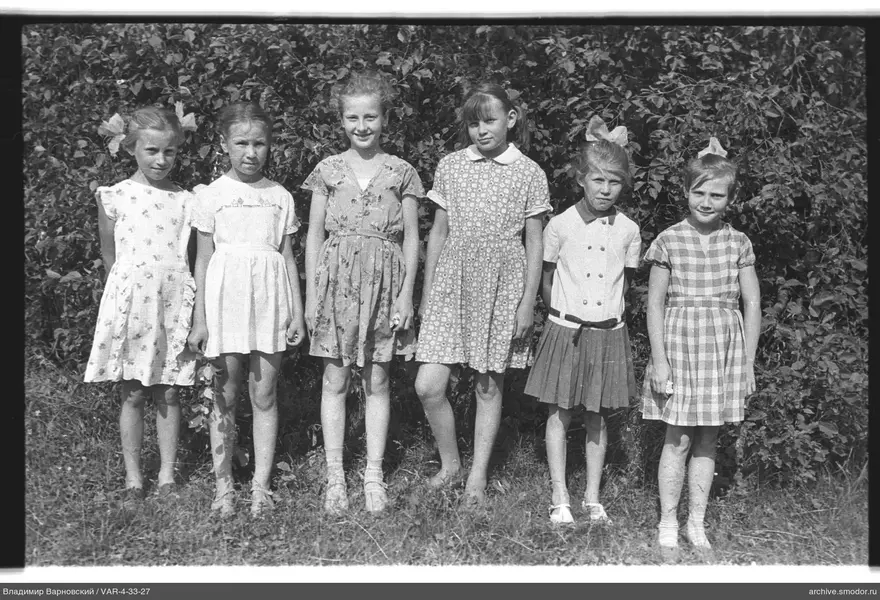 Gruppe von Mädchen auf dem Gras