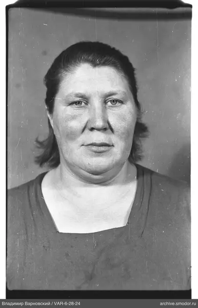 Porträt einer Frau in dunklem Kleid