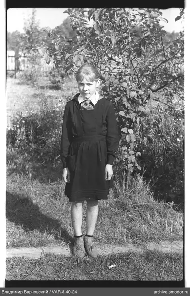 Mädchen auf Gras in Kleid und Tuch