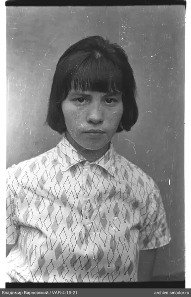 Portrait of a woman with short-sleeved shirt