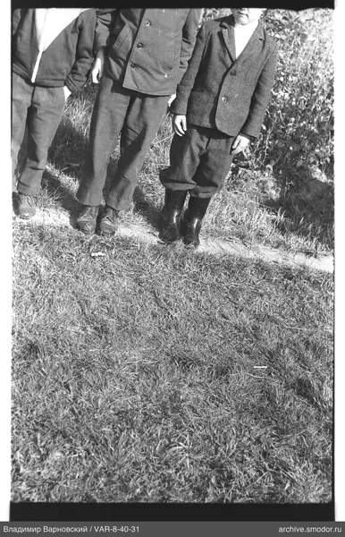 Drei Jungen auf dem Gras