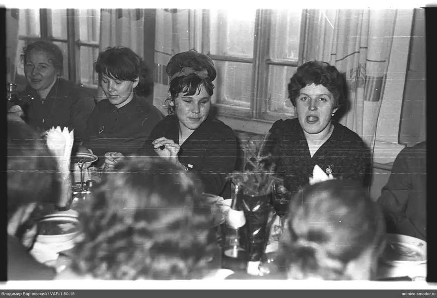 Gruppenporträt von Frauen am Tisch