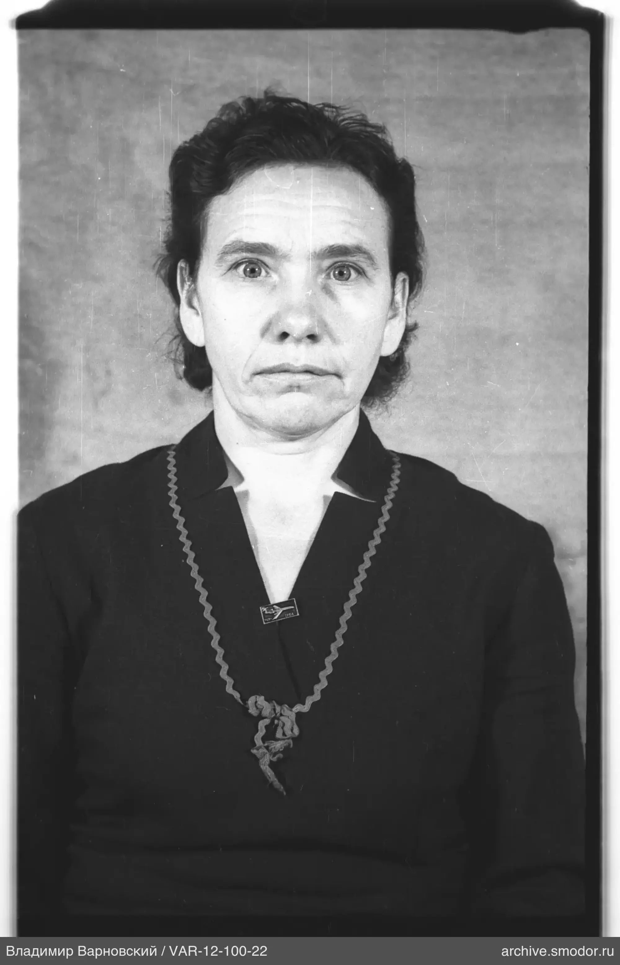 Porträt einer Frau in dunklem Kleid