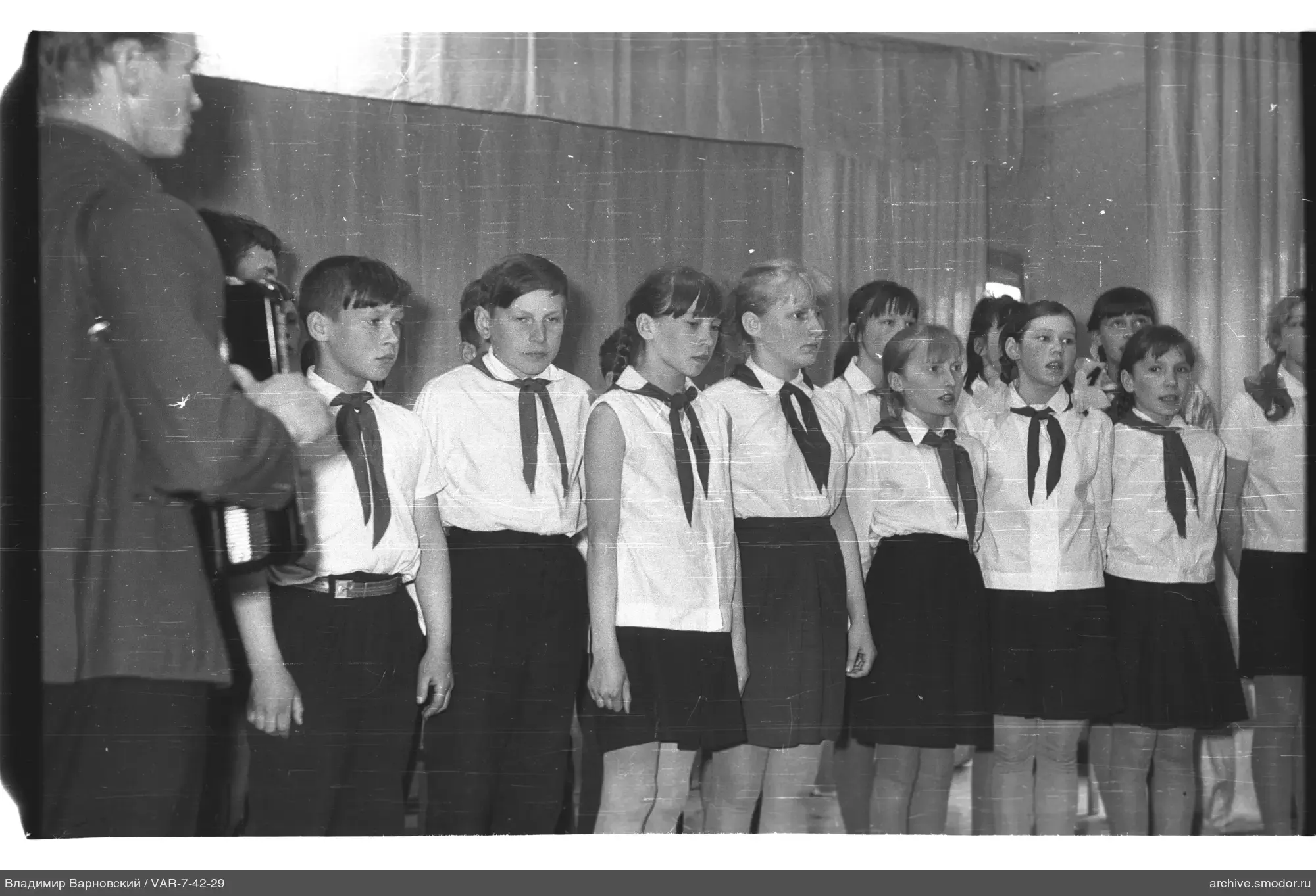 Kinder in Schuluniformen singen