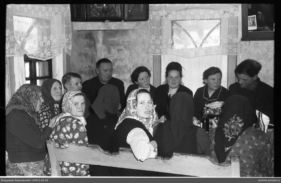 Gruppenporträt am Tisch