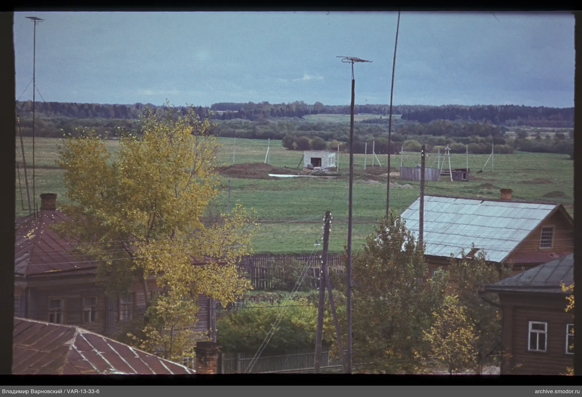 Ansicht von Dächern und Landschaft
