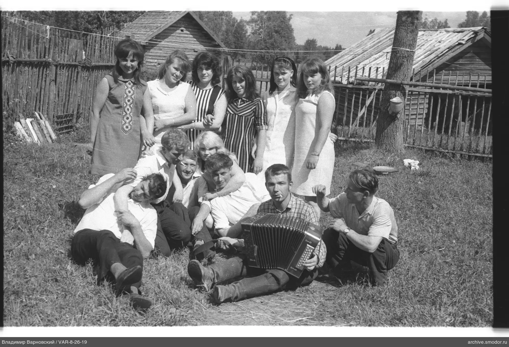 Gruppe von Männern und Frauen im Freien