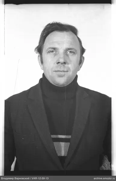 Porträt eines Mannes in dunkler Kleidung