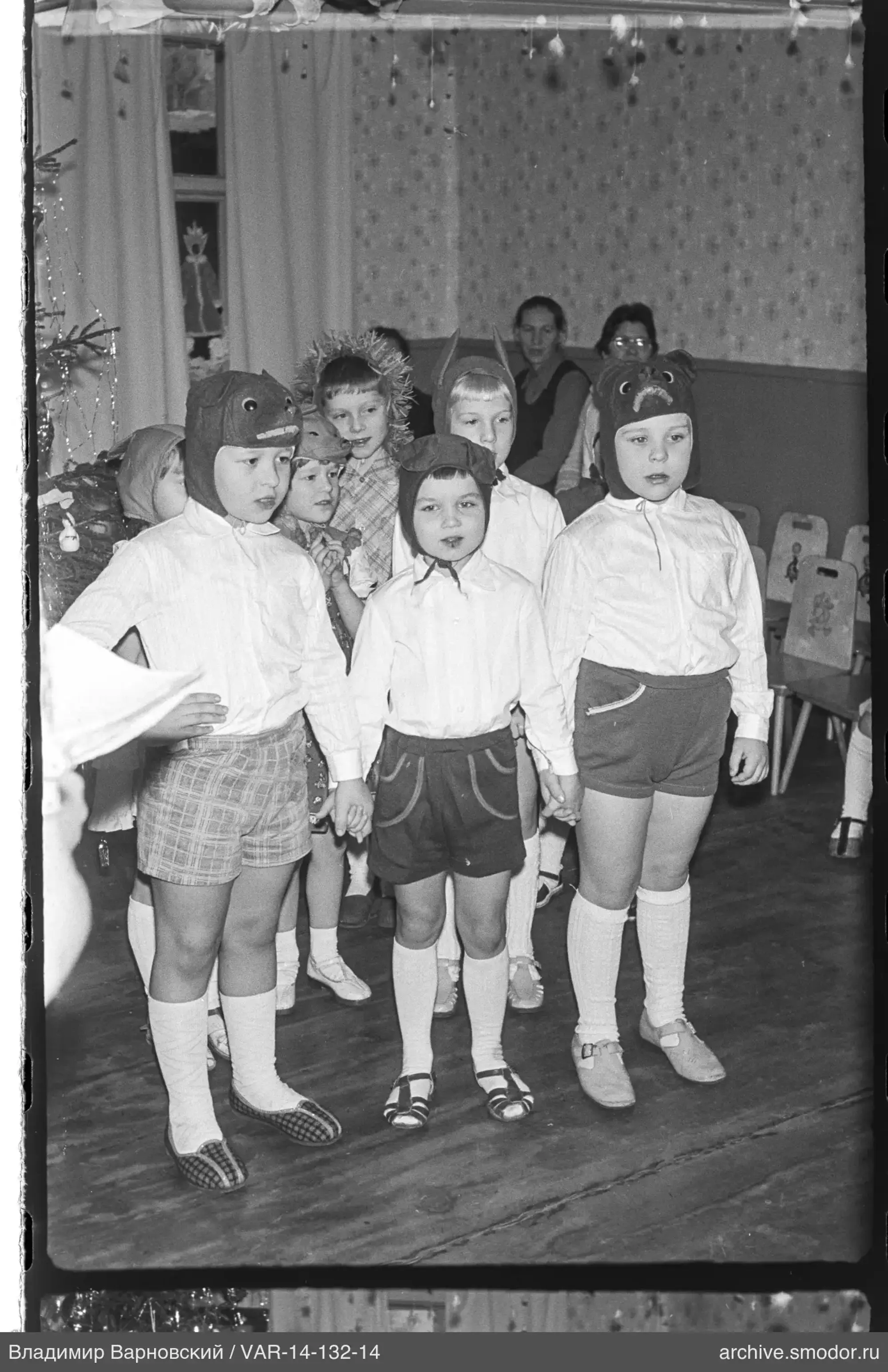 Gruppenporträt von Kindern und Frauen