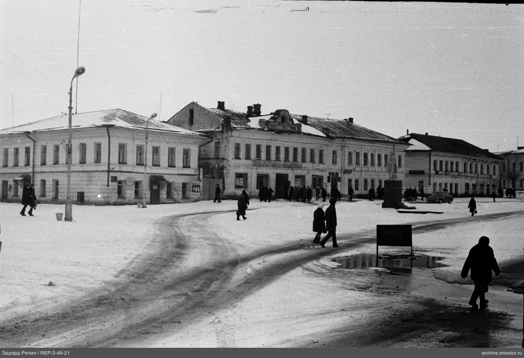Площадь с памятником и пешеходами