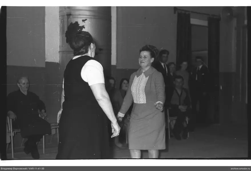 Zwei Frauen im Gespräch in einem Raum