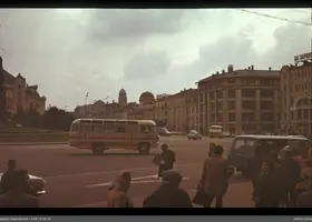 Straße mit fahrenden Bus und Menschenmenge
