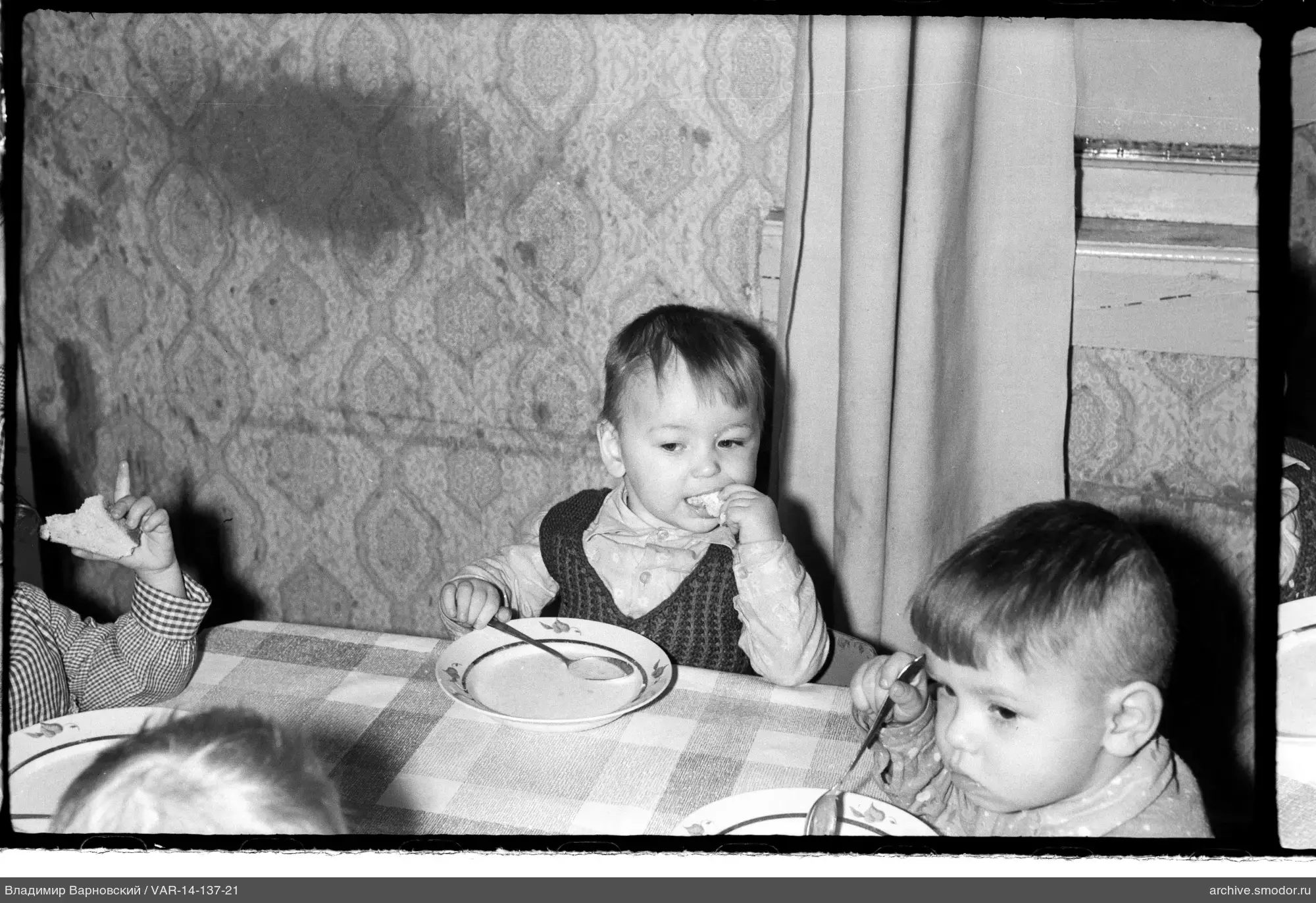 Дети за столом с хлебом и ложками