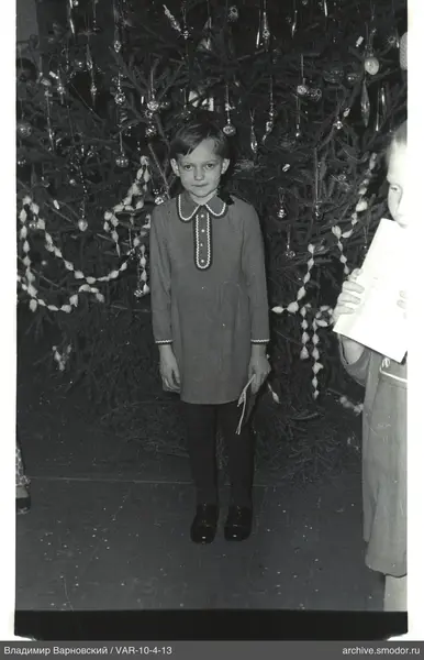 Детский портрет у украшенной ёлки