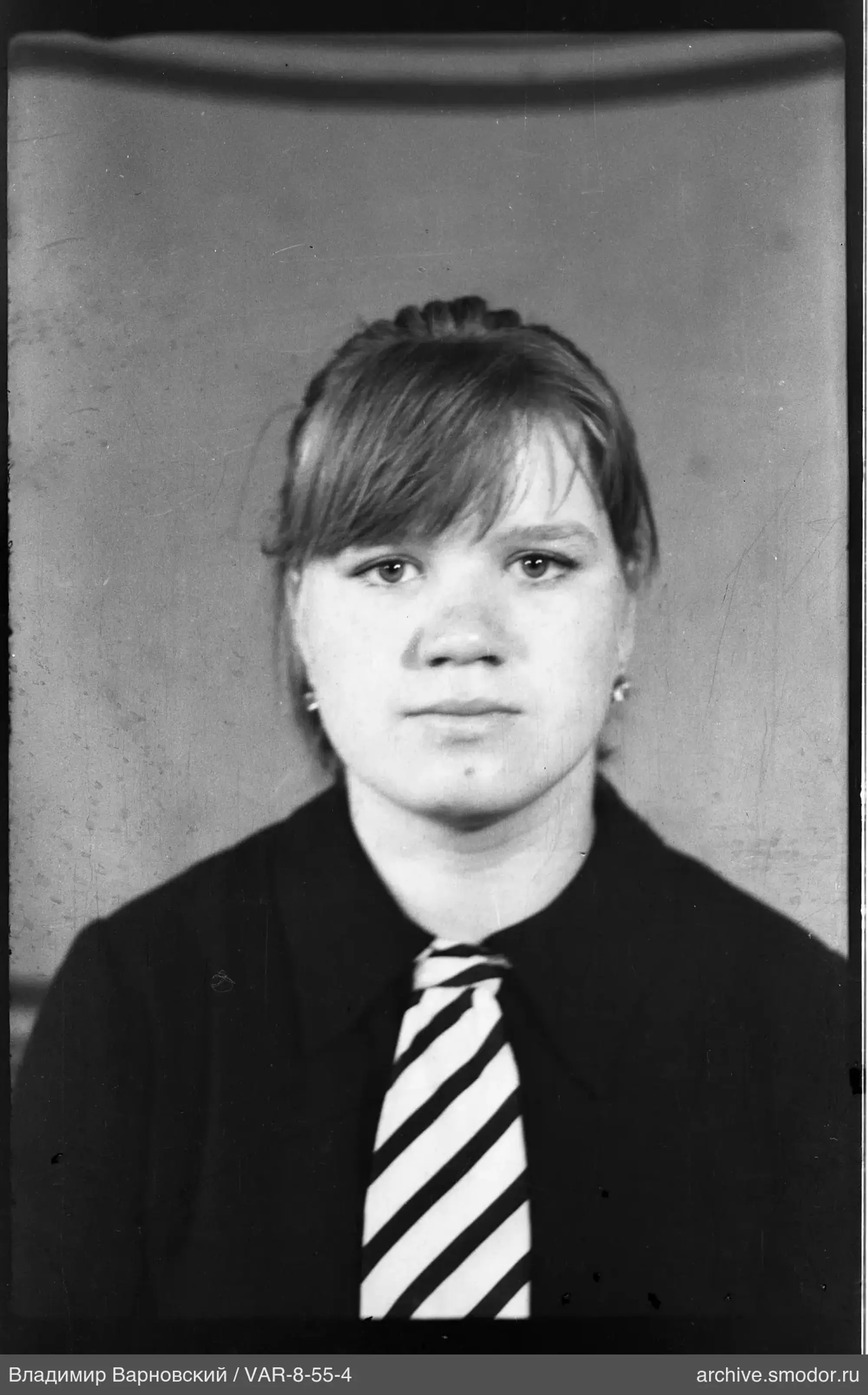 Porträt einer Frau in dunkler Kleidung