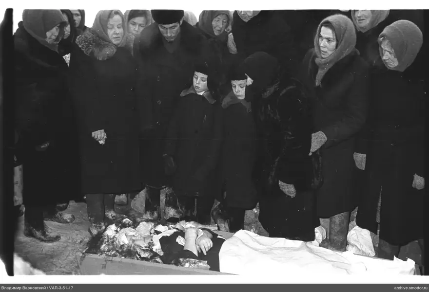 Группа у гроба в снегу