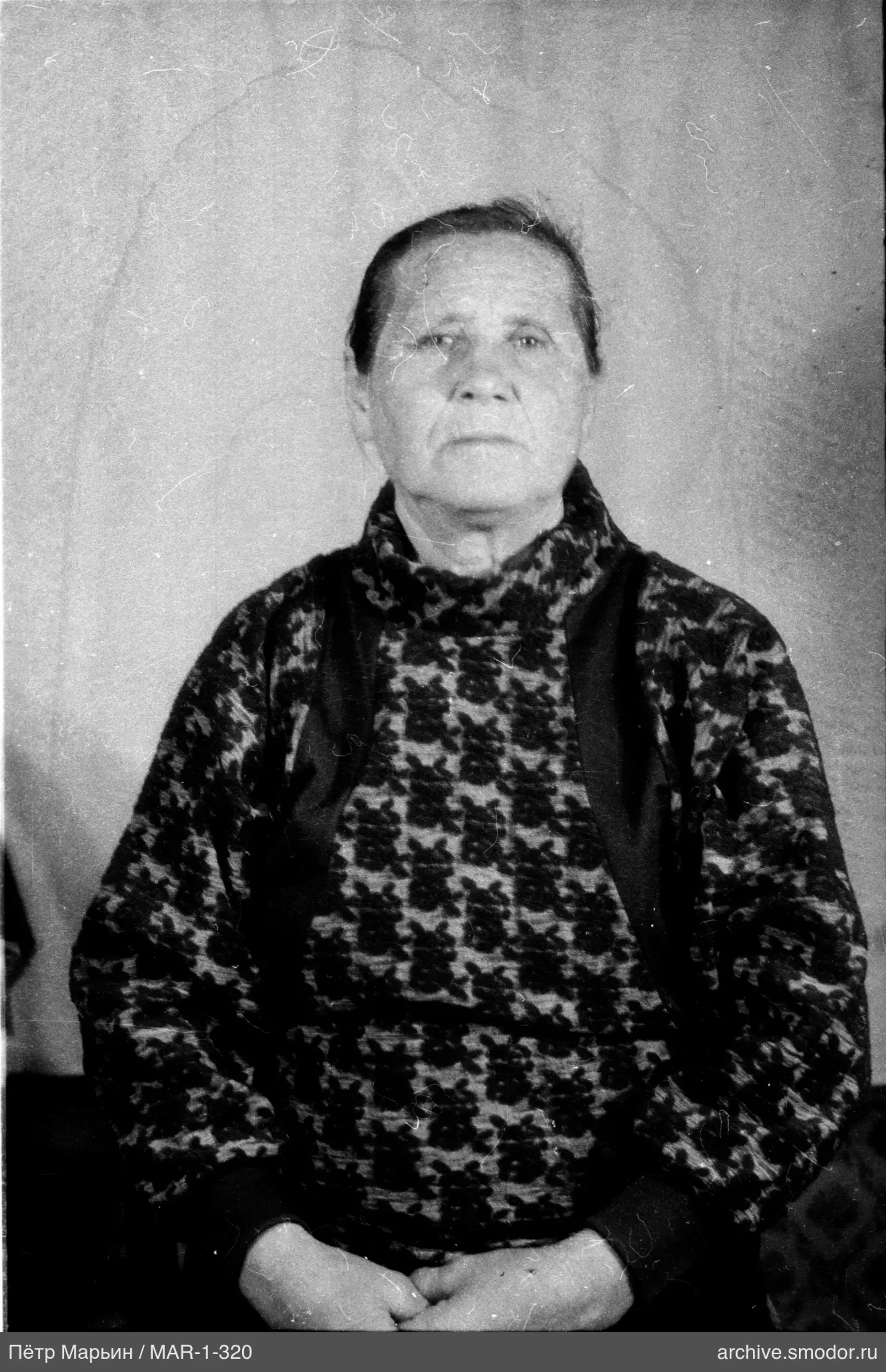 Портрет женщины в тёмном свитере