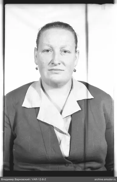 Porträt einer Frau in dunklem Blazer