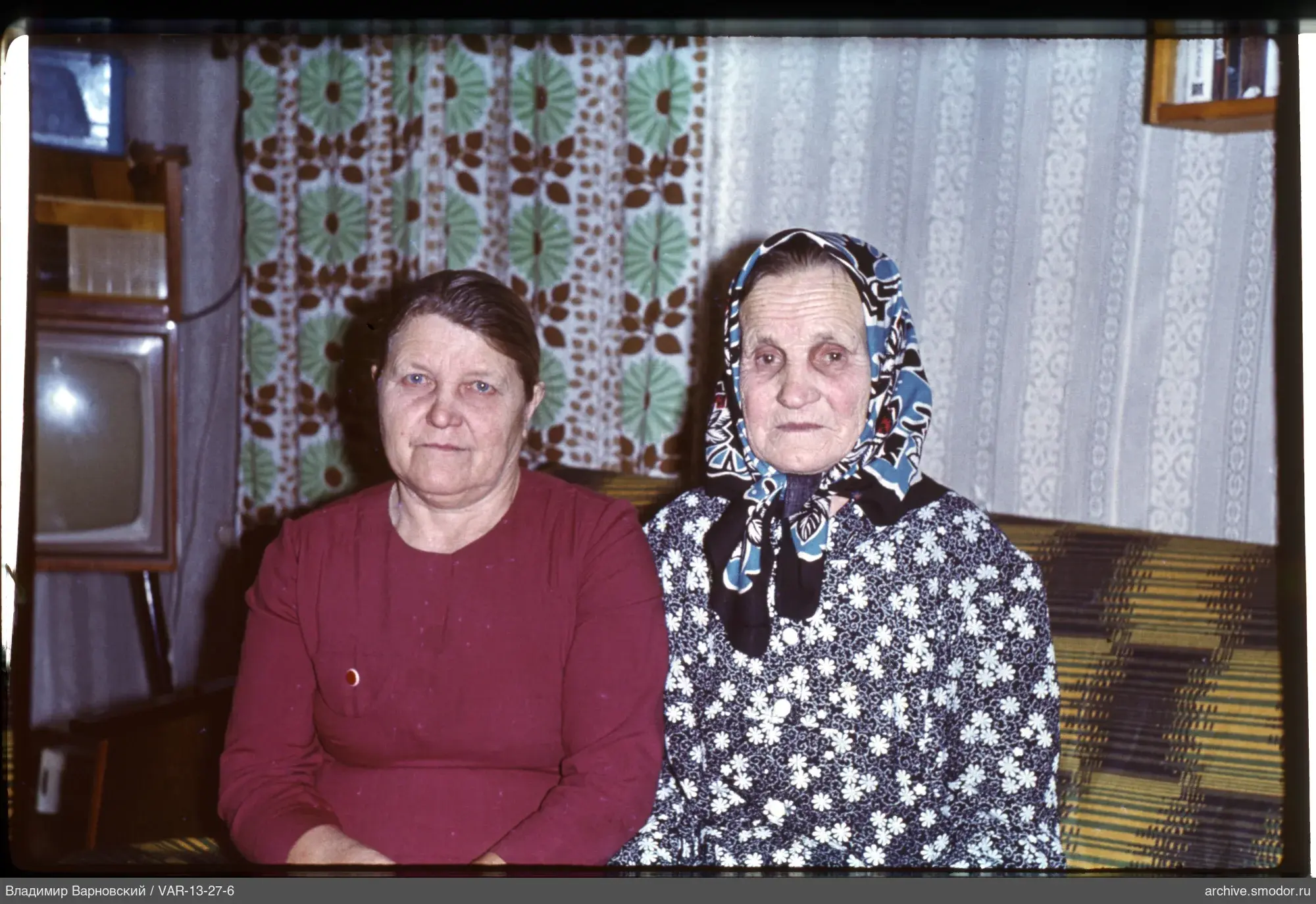 Две женщины на диване