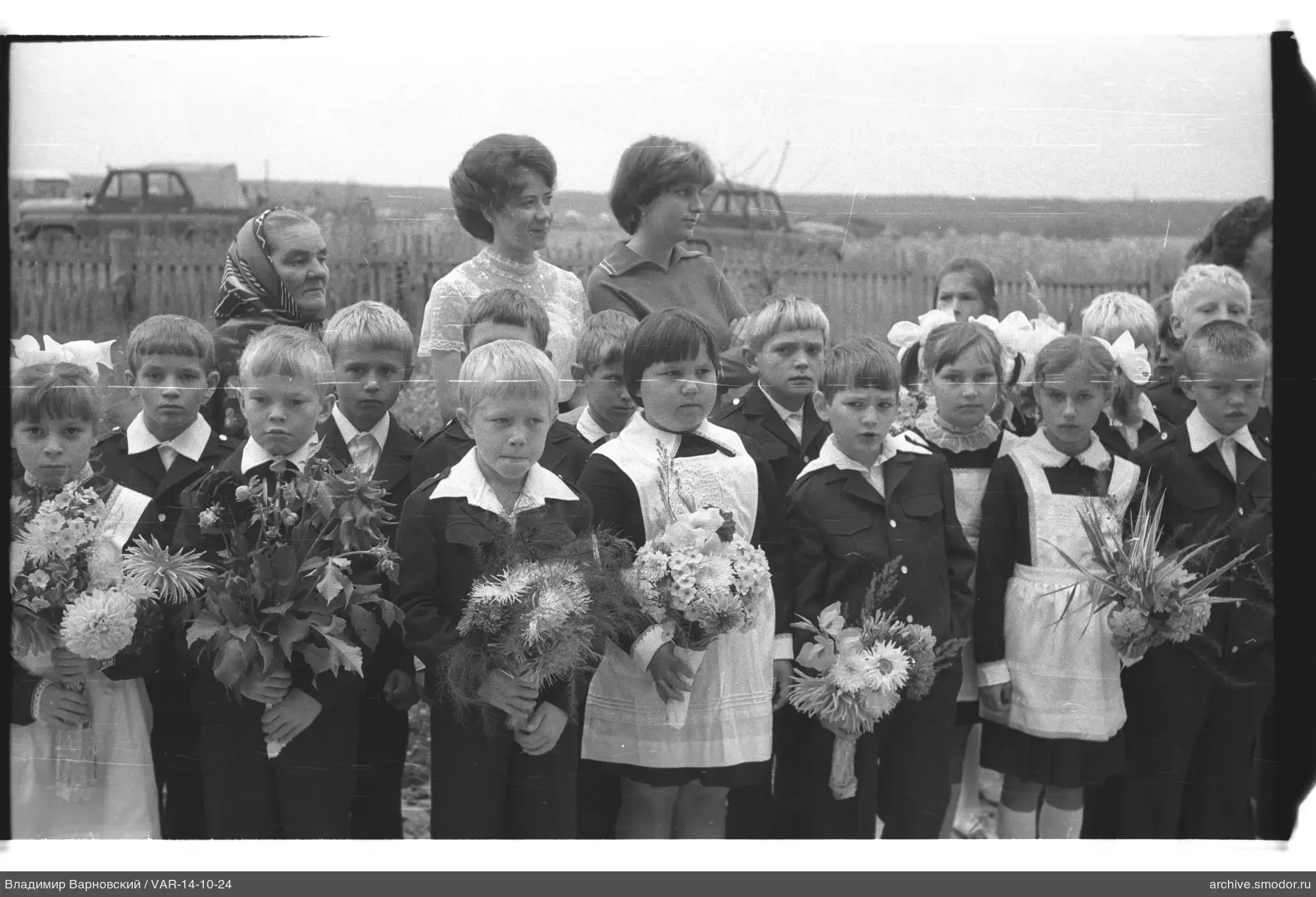 Gruppenporträt von Kindern und Frauen