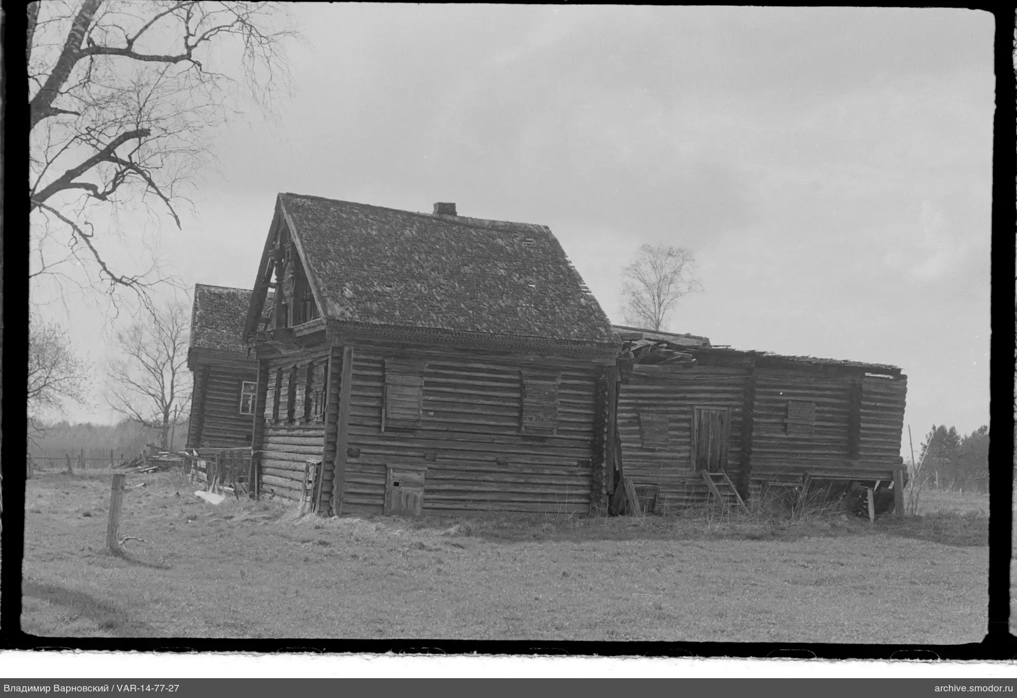 Holzhaus mit zwei Teilen