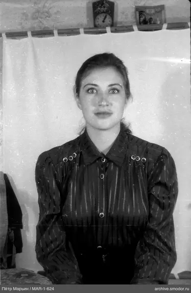 Портрет женщины с полосатой рубашкой