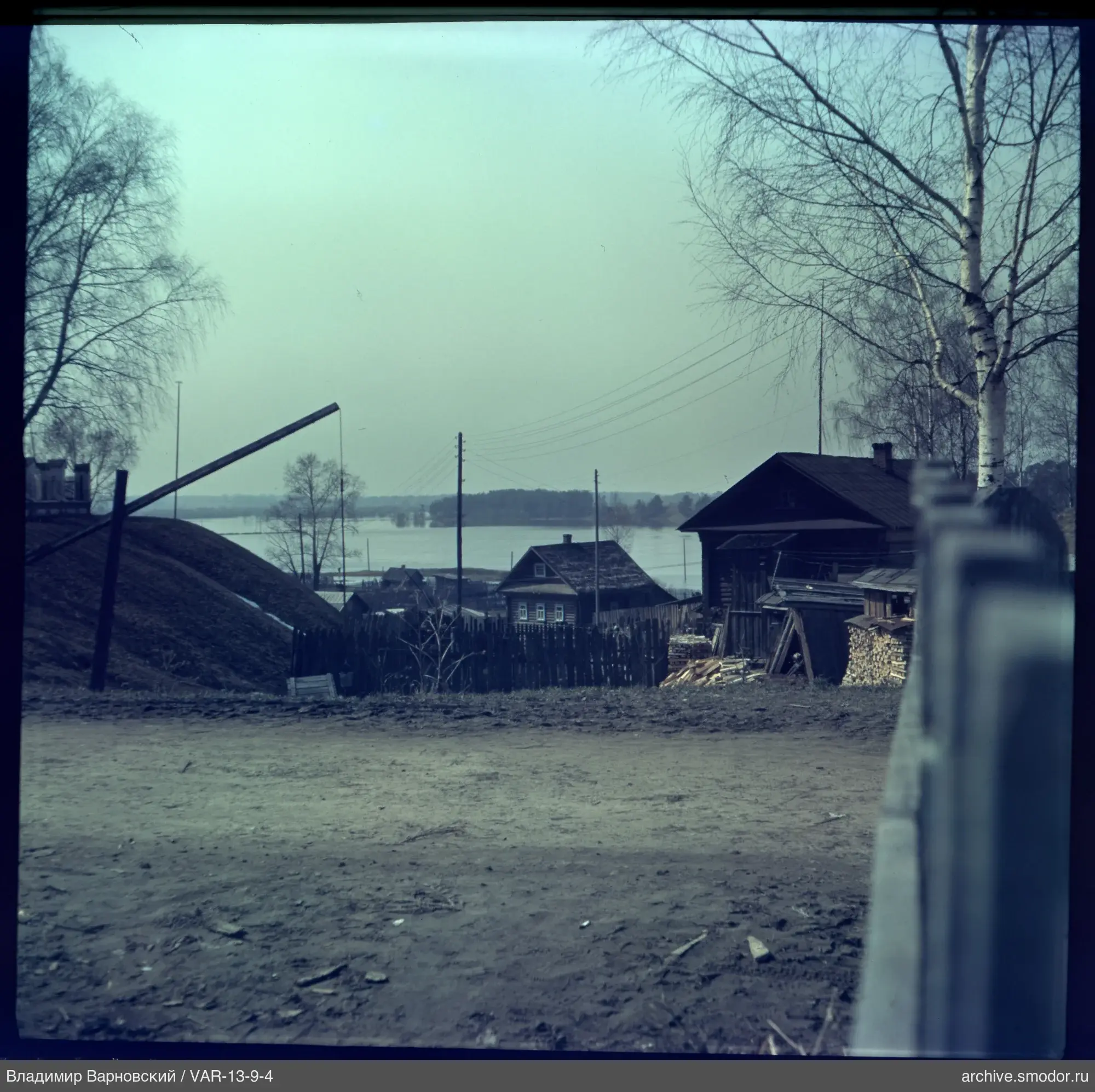 Landschaft mit Häusern und Straße