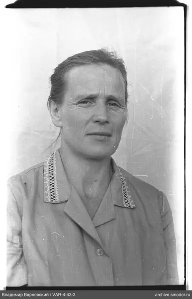 Porträt einer Frau in hellem Hemd