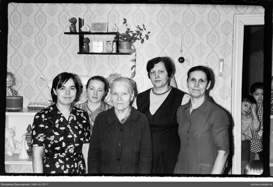 Gruppenporträt von Frauen und Kindern
