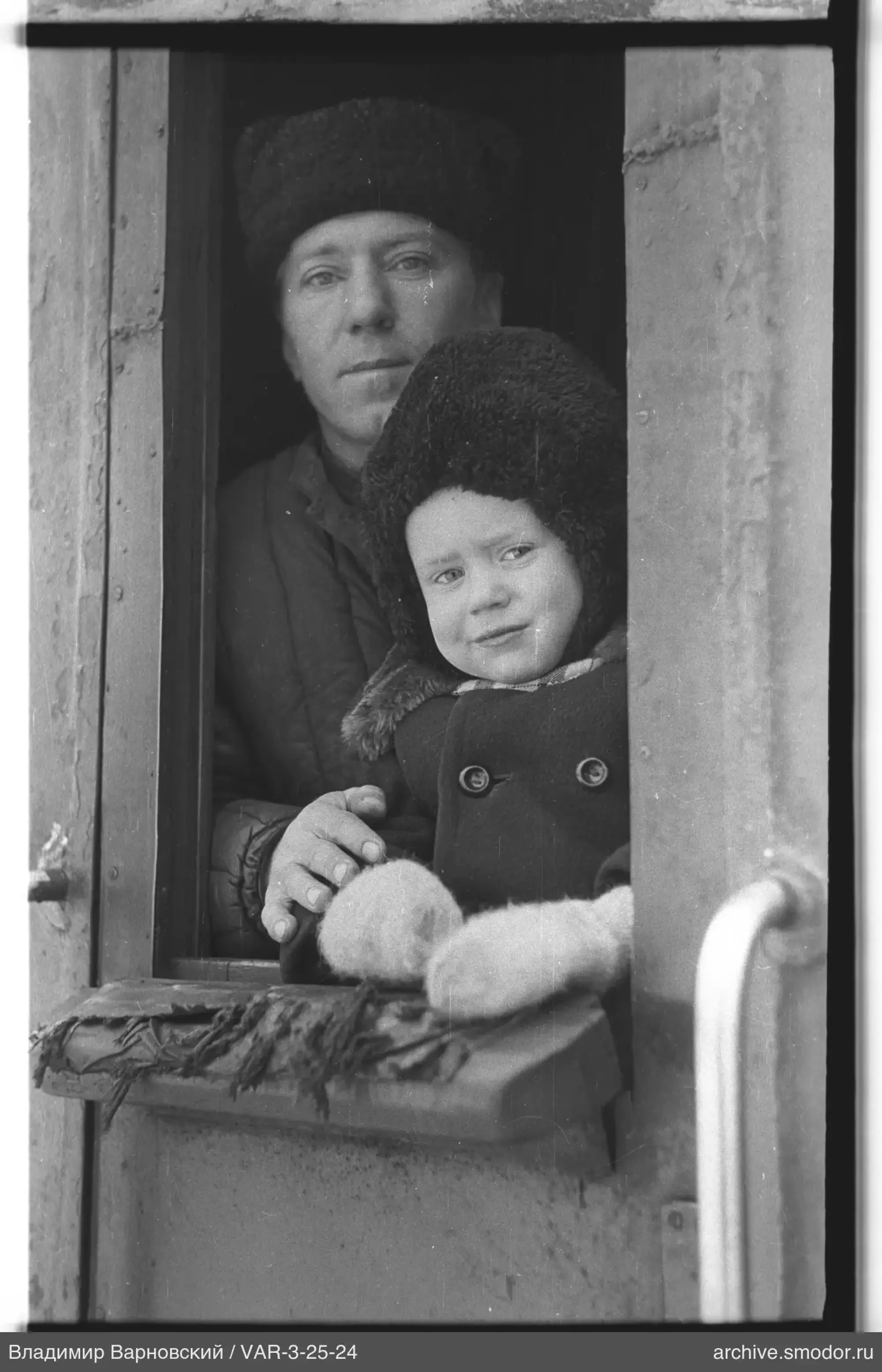 Mann und Kind im Fenster eines Waggons