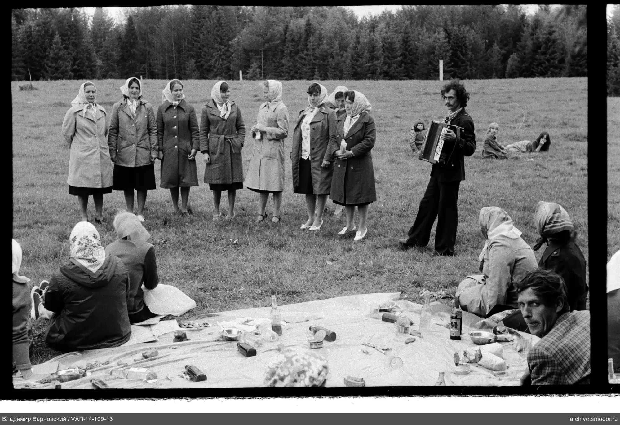 Женщины и музыкант на природе