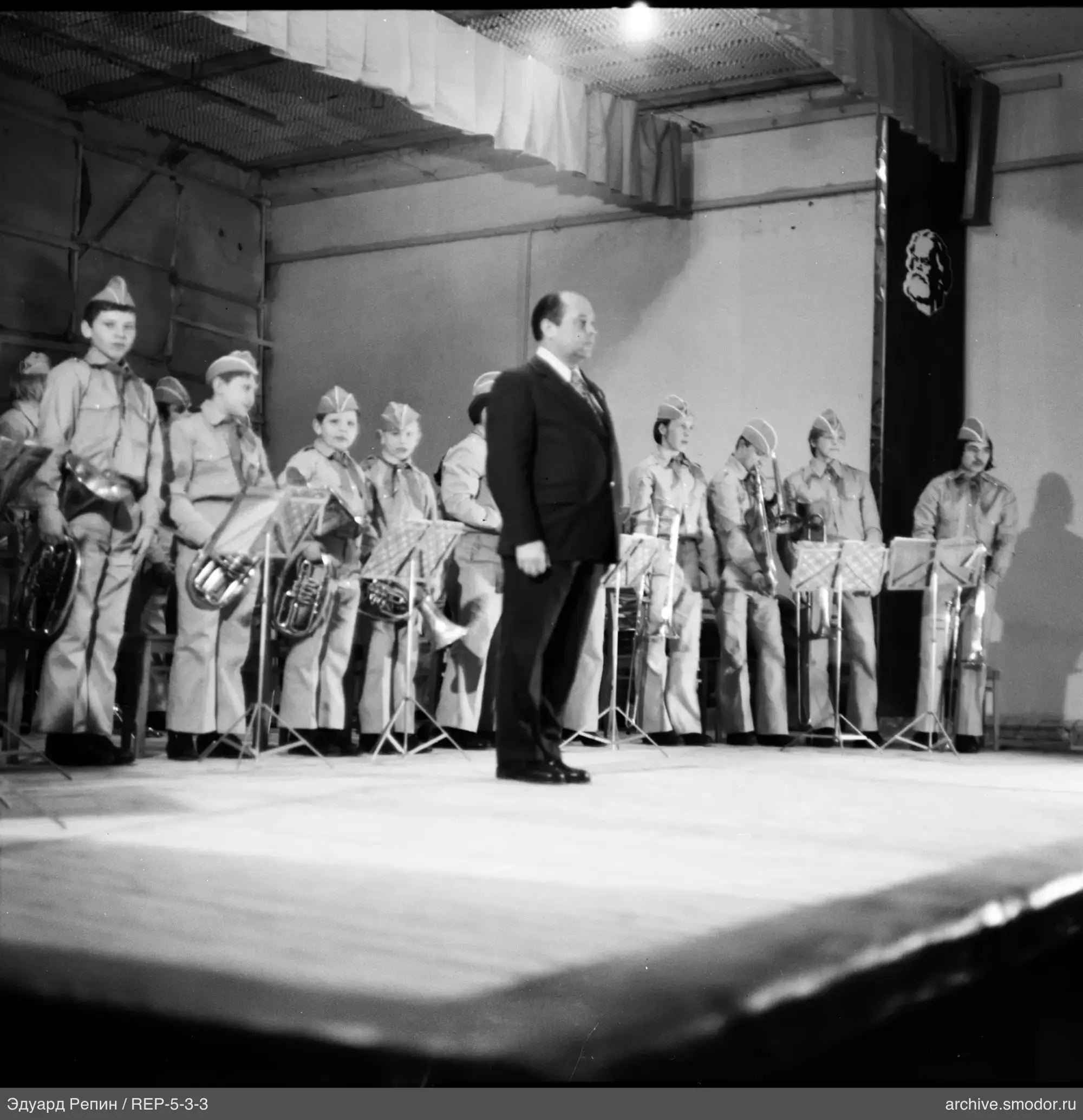 Gruppe von Musikern und Dirigent auf der Bühne