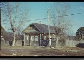 Holzhaus mit Mansardfenster