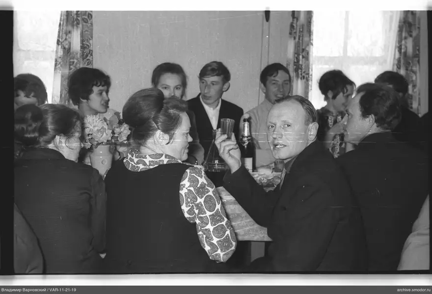 Gruppe am Tisch mit Getränken und Essen