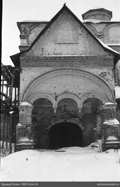 Steingebäude mit Bogen Eingang und Schnee