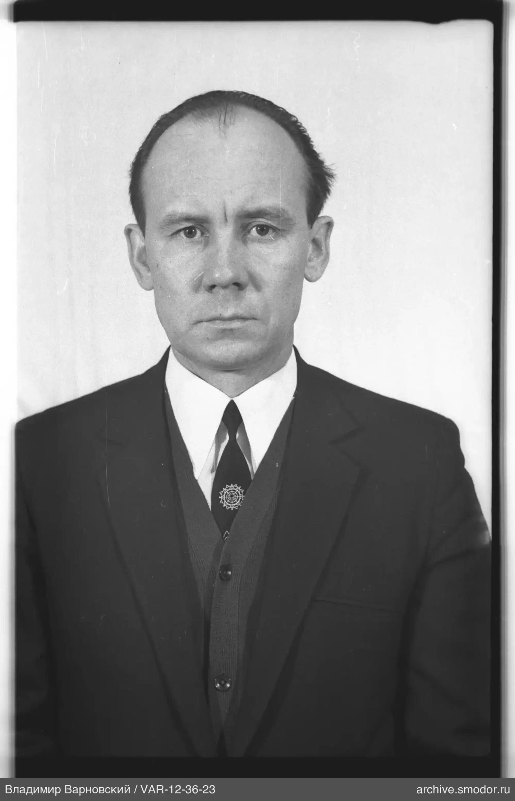 Портрет мужчины в деловом костюме