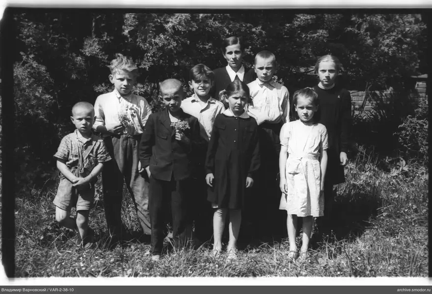 Gruppe von Kindern und Frau im Freien